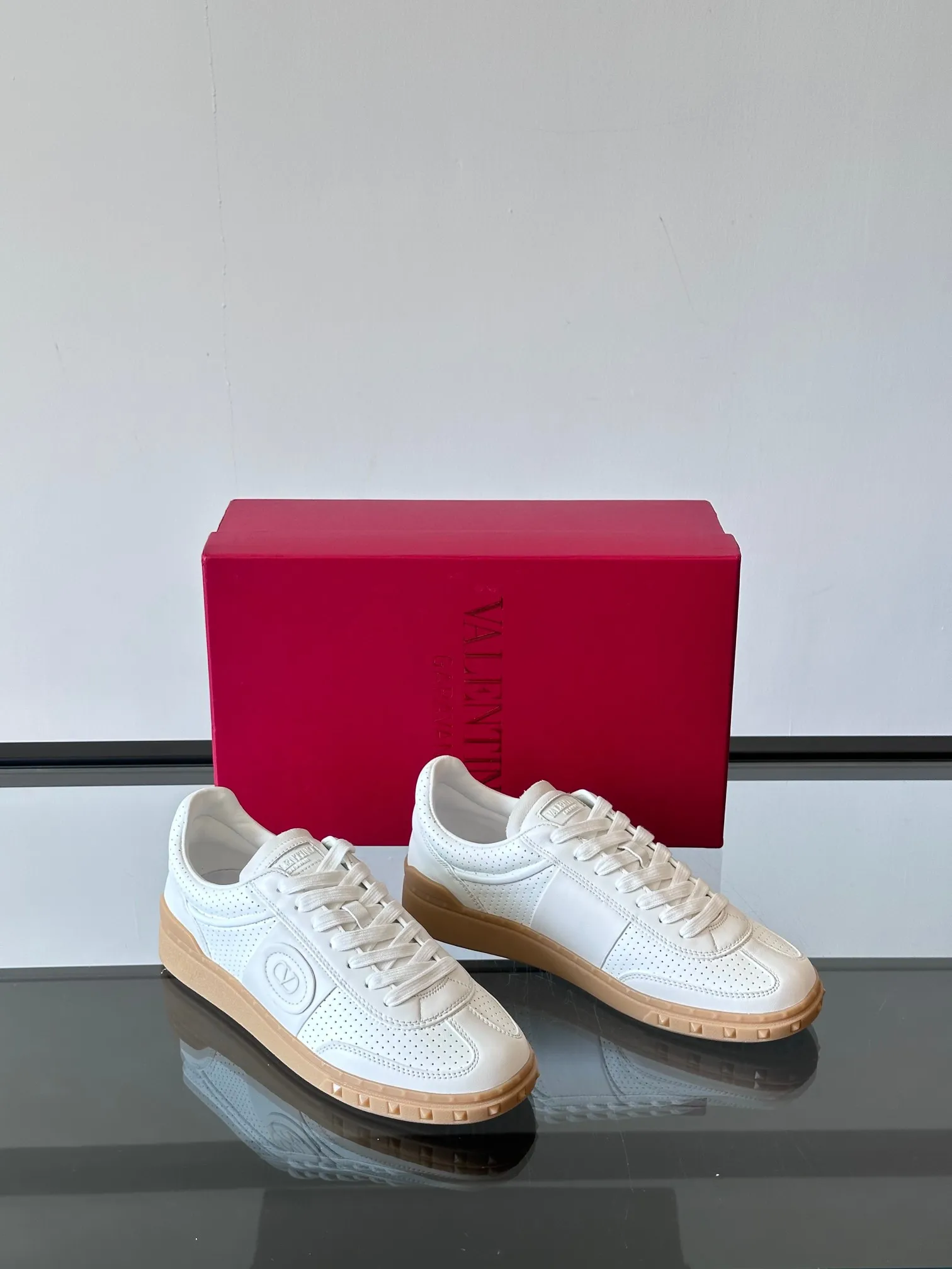 Factory price: 438💰Original quality, top version on the market VALENTINO (Valentino) latest fashion week catwalk [couples 👫 model], unique design, fashionable family specializes in slim feet🔥A fashion product of Baita [strong] Fabric: The toe is made of high mercerized triangular grain cowhide and A-grade full-grain cowhide, original lasting process Inner lining: cowhide lining + men's shoes 💰U hanging mesh feet, heels and tongues decorated with VaIentin* shallow relief oversized rivets Size: 38-44, customized 45